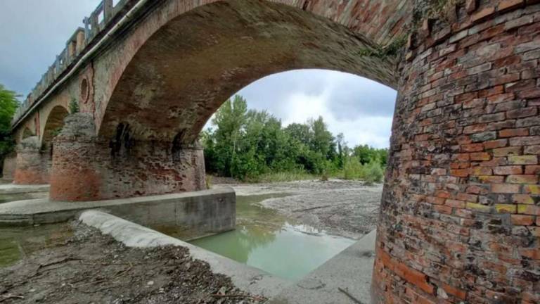 Imola, crepa nella base: ponte di via Fiagnano chiuso di nuovo Imola, crepa nella base: ponte di via Fiagnano chiuso di nuovo