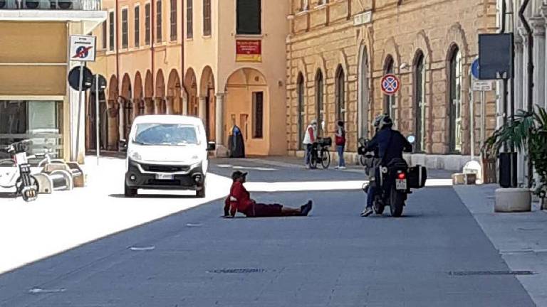 Sputa ed aggredisce i passanti in centro a Cesena Sputa ed aggredisce i passanti in centro a Cesena