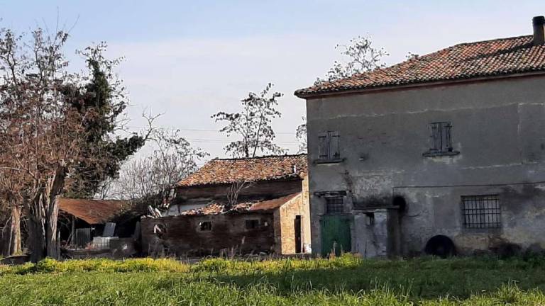 Cesena: 10 senza tetto sgomberati dalla casa che avevano occupato Cesena: 10 senza tetto sgomberati dalla casa che avevano occupato