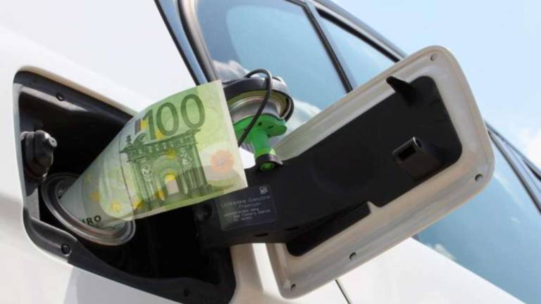 Rimini. La benzina torna a 2 euro al litro. Benzinai furiosi Rimini. La benzina torna a 2 euro al litro. Benzinai furiosi