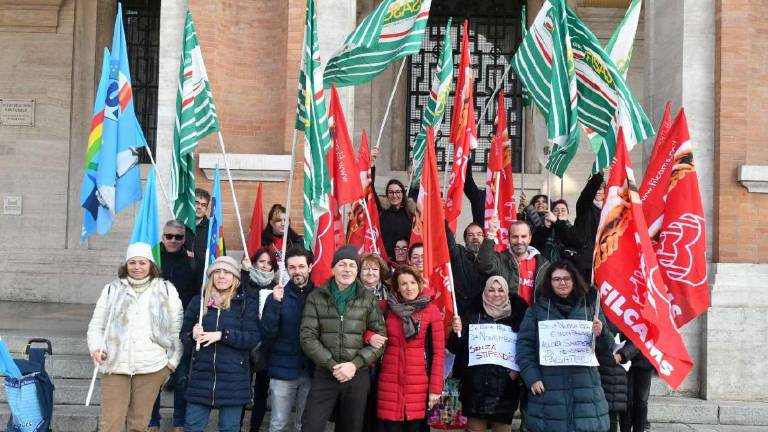 Forlì, la protesta degli addetti alle pulizie delle Poste Forlì, la protesta degli addetti alle pulizie delle Poste