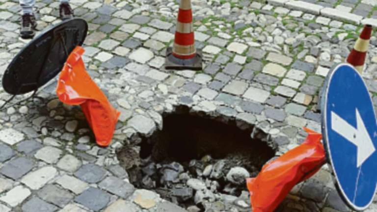 Cesena, voragine nella via in pieno centro: colpa dell'acqua Cesena, voragine nella via in pieno centro: colpa dell'acqua