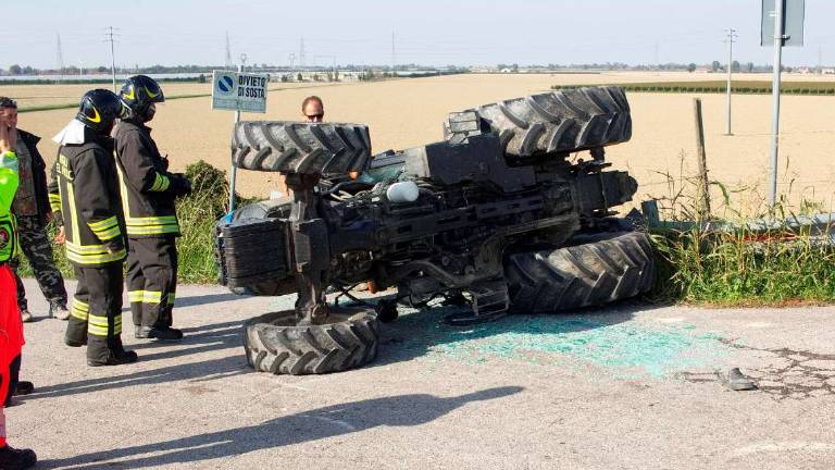 Ravenna, trattore si ribalta dopo incidente. Ferito 47enne Ravenna, trattore si ribalta dopo incidente. Ferito 47enne