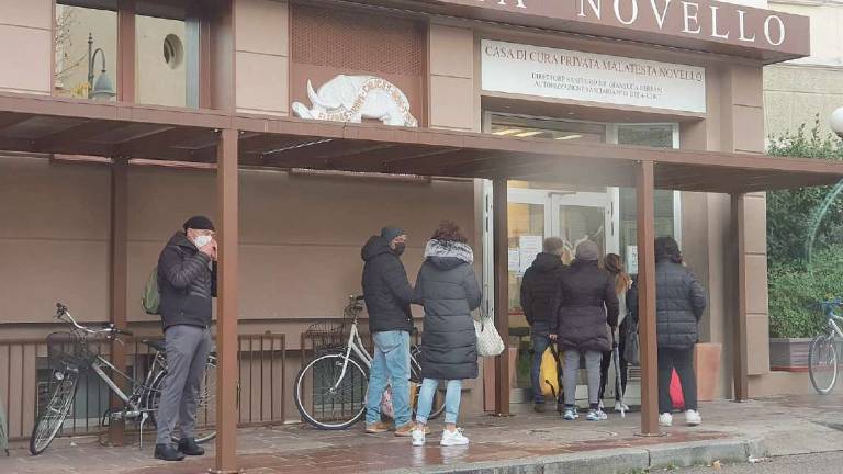 Cesena, in fila al freddo per visitare i nostri cari in clinica Cesena, in fila al freddo per visitare i nostri cari in clinica