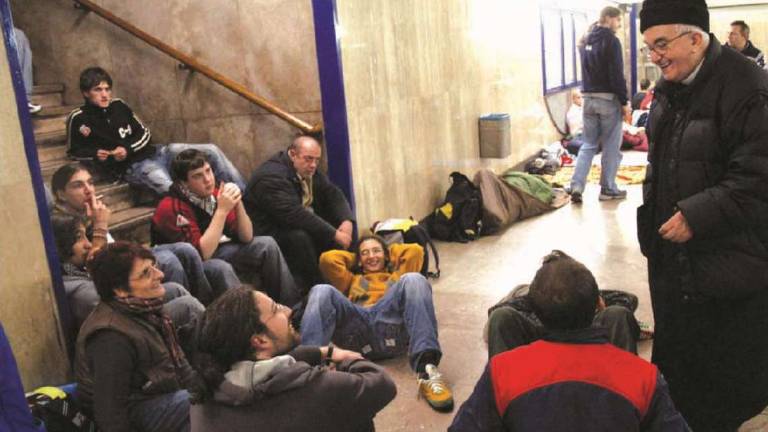 Stazione di Rimini: festa di Natale con i senzatetto Stazione di Rimini: festa di Natale con i senzatetto