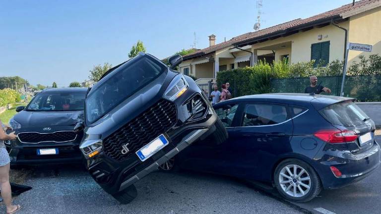 Cesena, l'incidente è rocambolesco ma non grave: paura a Gattolino in un groviglio di auto Cesena, l'incidente è rocambolesco ma non grave: paura a Gattolino in un groviglio di auto