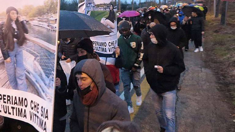 Rimini. Fiaccolata per Farah. Basta morti in strada Rimini. Fiaccolata per Farah. Basta morti in strada