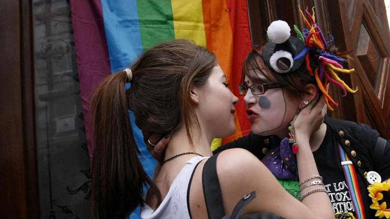 Ravenna, insulti omofobi a due ragazze L'autista del bus risarcisce Ravenna, insulti omofobi a due ragazze L'autista del bus risarcisce