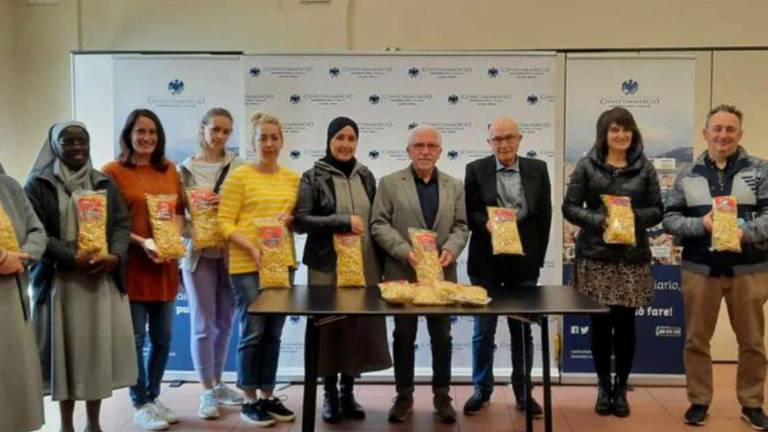 Imola, donati ai profughi 70 chili di tortellini Imola, donati ai profughi 70 chili di tortellini