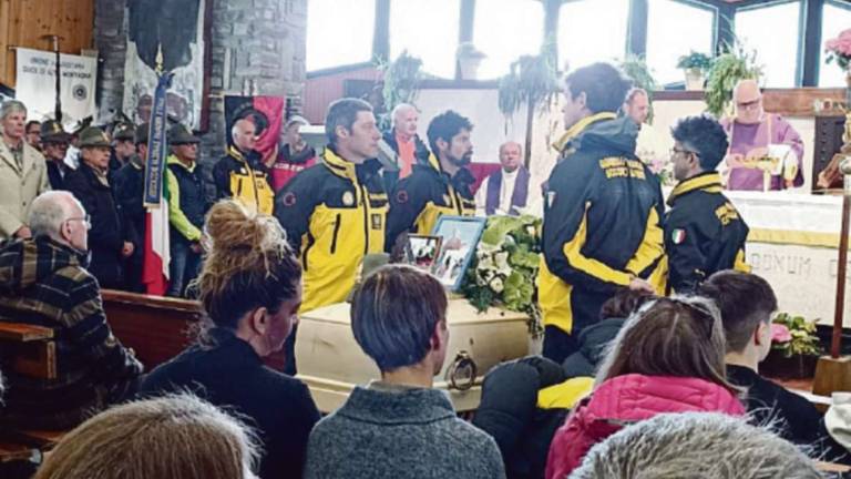 Folla per l'addio a Elia Della Corna, ucciso da una valanga: Solo chi vive amando trasforma un funerale in una festa Folla per l'addio a Elia Della Corna, ucciso da una valanga: Solo chi vive amando trasforma un funerale in una festa