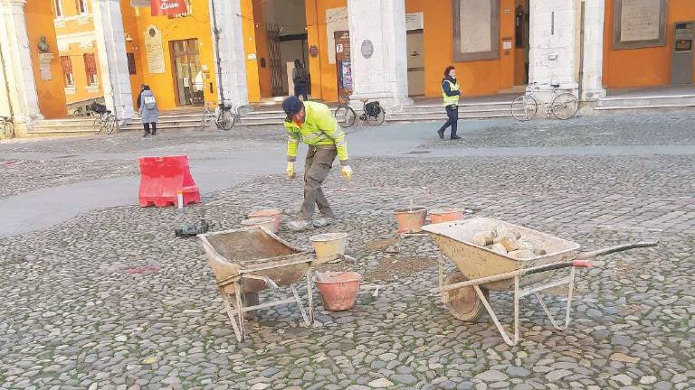 Cesena: ancora manutenzioni in piazza Del Popolo Cesena: ancora manutenzioni in piazza Del Popolo