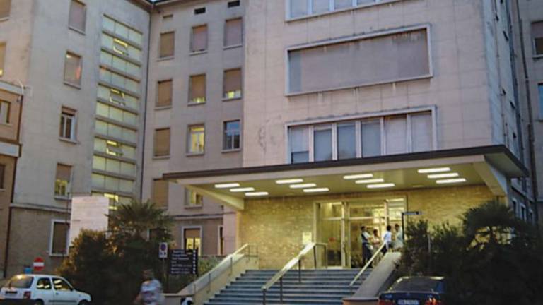 Fugge dall'ospedale a Ravenna, lo trovano in una pozza di sangue Fugge dall'ospedale a Ravenna, lo trovano in una pozza di sangue