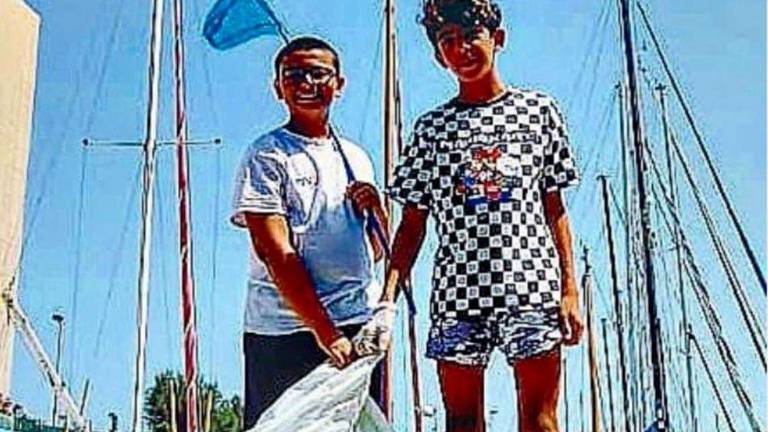 Ecco la meglio gioventù di Riccione: due ragazzini ripuliscono il mare Ecco la meglio gioventù di Riccione: due ragazzini ripuliscono il mare