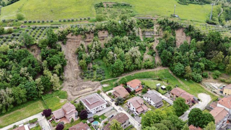 Forlì. Strade franate in collina, la gente ancora fuori casa Forlì. Strade franate in collina, la gente ancora fuori casa