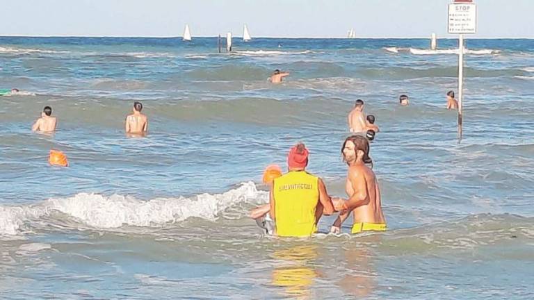 Cesenatico, sta affogando: salvato in extremis usando il sup Cesenatico, sta affogando: salvato in extremis usando il sup