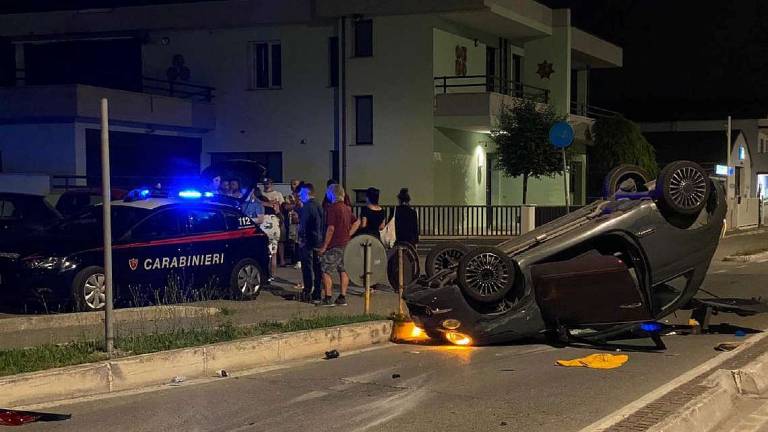 Cesenatico: auto rovesciata alla rotatoria di via Saffi Cesenatico: auto rovesciata alla rotatoria di via Saffi