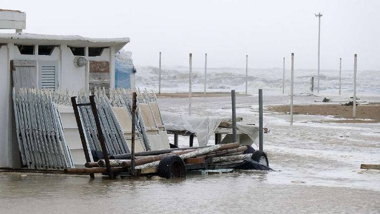 Maltempo a Rimini, i bagnini: Limitati i danni Maltempo a Rimini, i bagnini: Limitati i danni