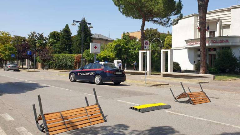 Lugo, scaglia le panchine e blocca la strada: arrestato Lugo, scaglia le panchine e blocca la strada: arrestato