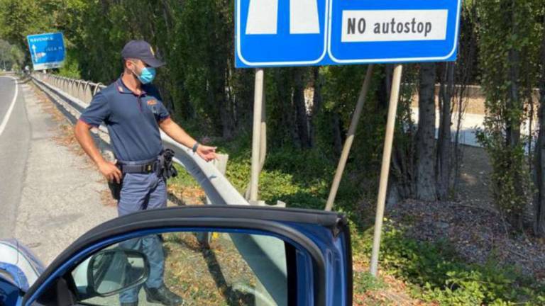 Rimini. Fugge nei campi, agente lo bracca e lo cattura Rimini. Fugge nei campi, agente lo bracca e lo cattura