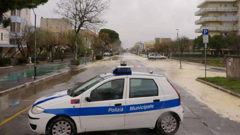 Cesenatico, 15mila metri cubi di sabbia erosa dalla mareggiata Cesenatico, 15mila metri cubi di sabbia erosa dalla mareggiata