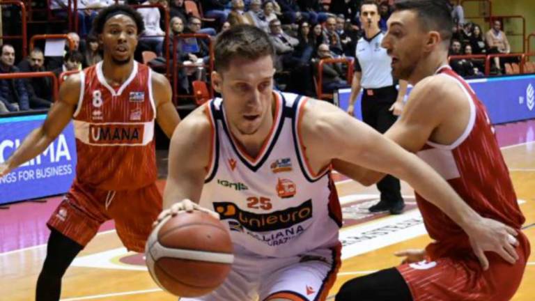 Basket A2, l'Unieuro al completo non teme nessuno Basket A2, l'Unieuro al completo non teme nessuno