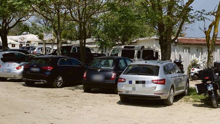 Ravenna, stradelli: centinaia di auto ignorano il divieto di sosta Ravenna, stradelli: centinaia di auto ignorano il divieto di sosta