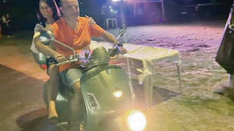 Gambettola, sindaca in Vespa senza casco, la replica: Sciacallaggio mediatico Gambettola, sindaca in Vespa senza casco, la replica: Sciacallaggio mediatico