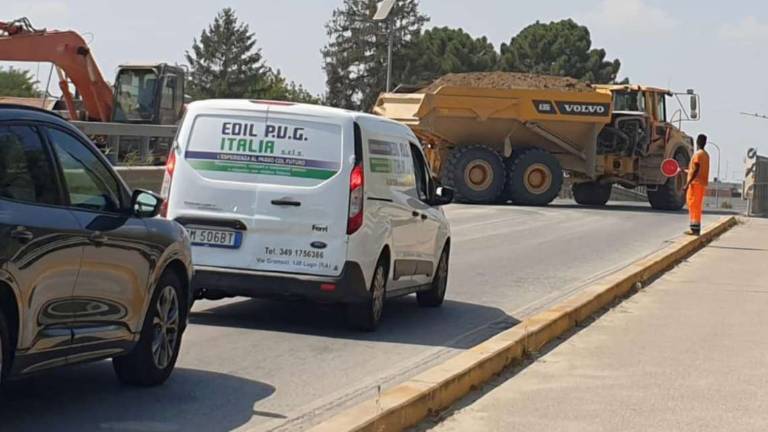 Lugo, riapre il ponte sul Santerno: polemiche per i maxi-camion Lugo, riapre il ponte sul Santerno: polemiche per i maxi-camion
