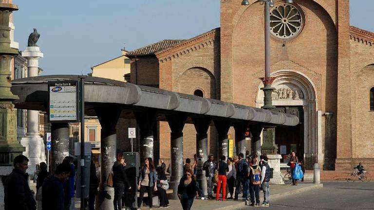 Forlì, dopo 22 anni la pensilina lascerà la piazza Forlì, dopo 22 anni la pensilina lascerà la piazza
