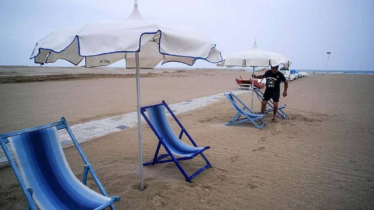 Rimini. Bagno 26, passerella per disabili più larga: abuso edilizio Rimini. Bagno 26, passerella per disabili più larga: abuso edilizio