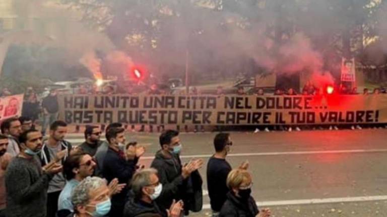 Torce, cori e striscioni per l'addio a Fati Torce, cori e striscioni per l'addio a Fati