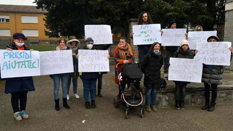 Forlì, protesta dei genitori contro la Dad Forlì, protesta dei genitori contro la Dad