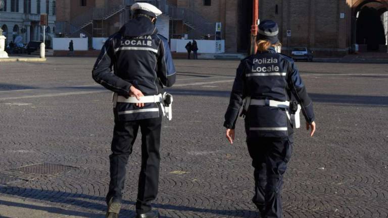 Forlì. Bastone estensibile ai vigili per difesa personale Forlì. Bastone estensibile ai vigili per difesa personale