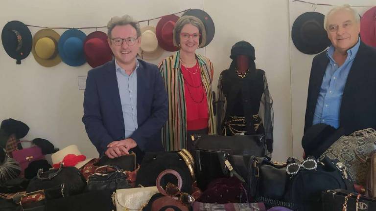 Faenza, garage sale con gli abiti e i cappelli della Muky Faenza, garage sale con gli abiti e i cappelli della Muky