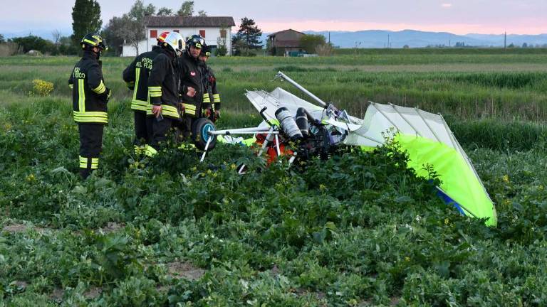 L'autopsia sul pilota del deltaplano caduto: Escluso il malore L'autopsia sul pilota del deltaplano caduto: Escluso il malore