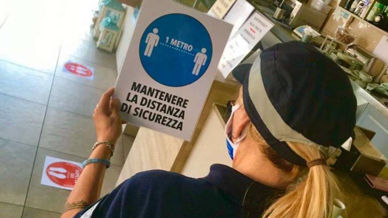 Ravenna, stop alla mascherina nei bar. I clienti increduli: Possiamo davvero toglierla? Ravenna, stop alla mascherina nei bar. I clienti increduli: Possiamo davvero toglierla?
