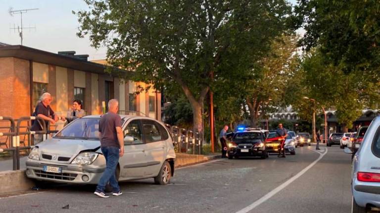 Cesena, furgone tampona un'auto e scappa via Cesena, furgone tampona un'auto e scappa via