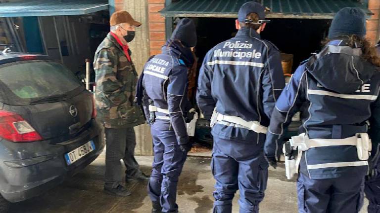 Forlì, Vivono nelle auto abbandonate, l'allarme di Ca' Ossi Forlì, Vivono nelle auto abbandonate, l'allarme di Ca' Ossi