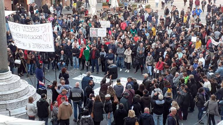 Ravenna, sul palco contro il green pass un'impiegata della Cgil Ravenna, sul palco contro il green pass un'impiegata della Cgil