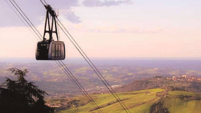 San Marino, il ghiaccio blocca la funivia per due ore San Marino, il ghiaccio blocca la funivia per due ore