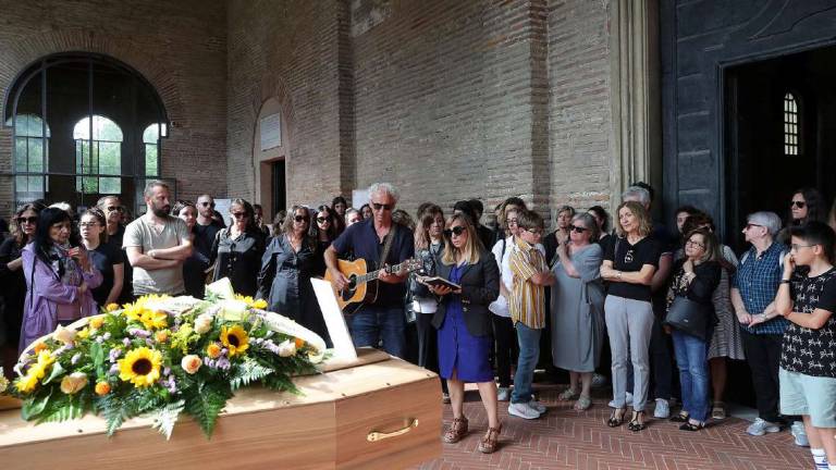 Ravenna, al funerale della maestra Elisa Rossi tanta commozione Ravenna, al funerale della maestra Elisa Rossi tanta commozione
