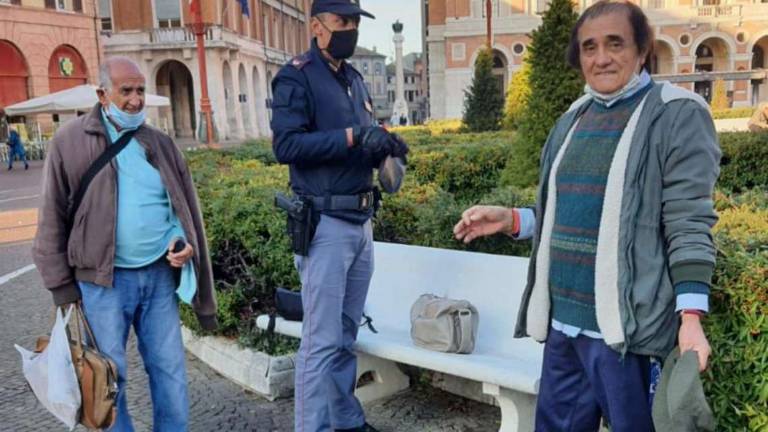Forlì, dimentica la borsa con 500 euro e le viene riconsegnata Forlì, dimentica la borsa con 500 euro e le viene riconsegnata