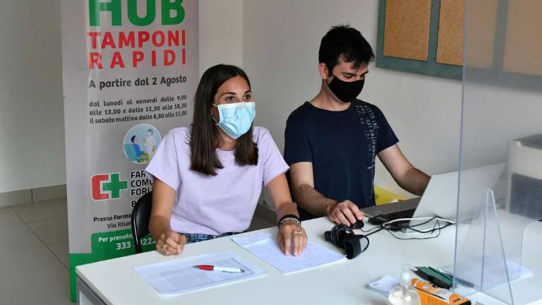 Tamponi in farmacia, richieste in continuo aumento Tamponi in farmacia, richieste in continuo aumento