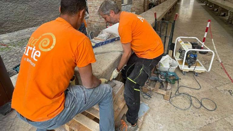 Rimini. Sfregio della vecchia pescheria: restaurato il bancone Rimini. Sfregio della vecchia pescheria: restaurato il bancone