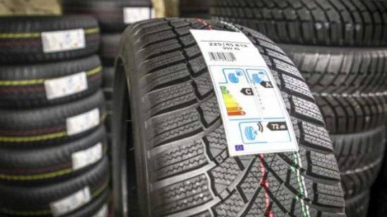 Ravenna, si spaccia per finanziera dal gommista: Dammi mille euro Ravenna, si spaccia per finanziera dal gommista: Dammi mille euro