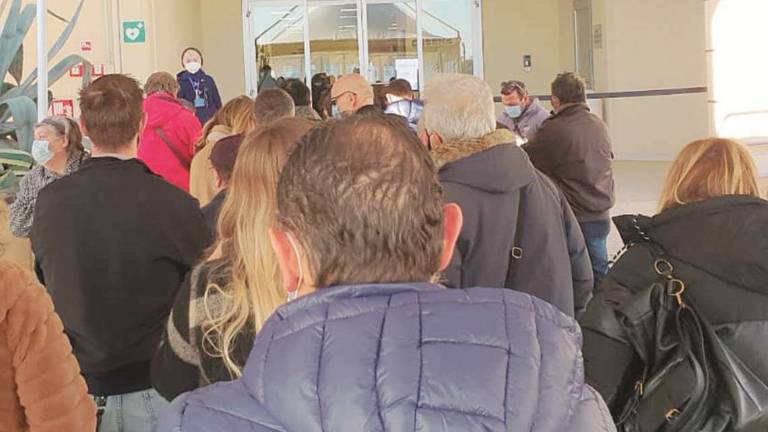 Covid, a Cesena lunga fila in Fiera per vaccinarsi Covid, a Cesena lunga fila in Fiera per vaccinarsi