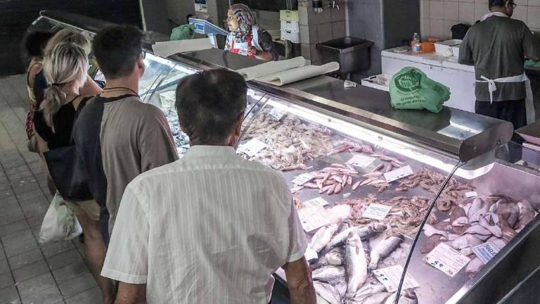 Tanto pesce e prezzi bassi: a Rimini è corsa a sogliole e canocchie Tanto pesce e prezzi bassi: a Rimini è corsa a sogliole e canocchie
