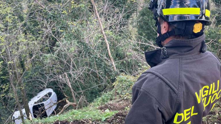 Cesena, auto nel dirupo e il proprietario se ne va con le chiavi Cesena, auto nel dirupo e il proprietario se ne va con le chiavi