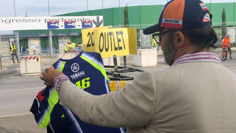 MotoGp, le maglie di Valentino Rossi in outlet, ma tirano sempre MotoGp, le maglie di Valentino Rossi in outlet, ma tirano sempre