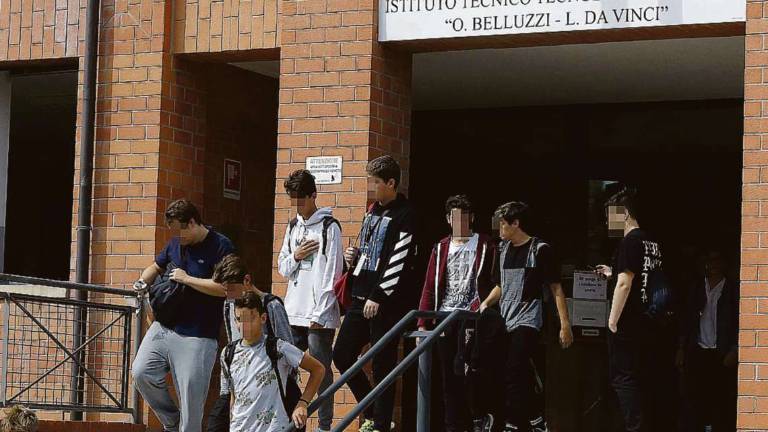 Rimini, niente vaccino: prof sospeso a un mese dalla maturità Rimini, niente vaccino: prof sospeso a un mese dalla maturità